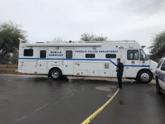 De acuerdo con un comunicado de prensa, dentro de la residencia oficiales hablaron con Rachel Henry y el papá de los menores de edad. 
<br>