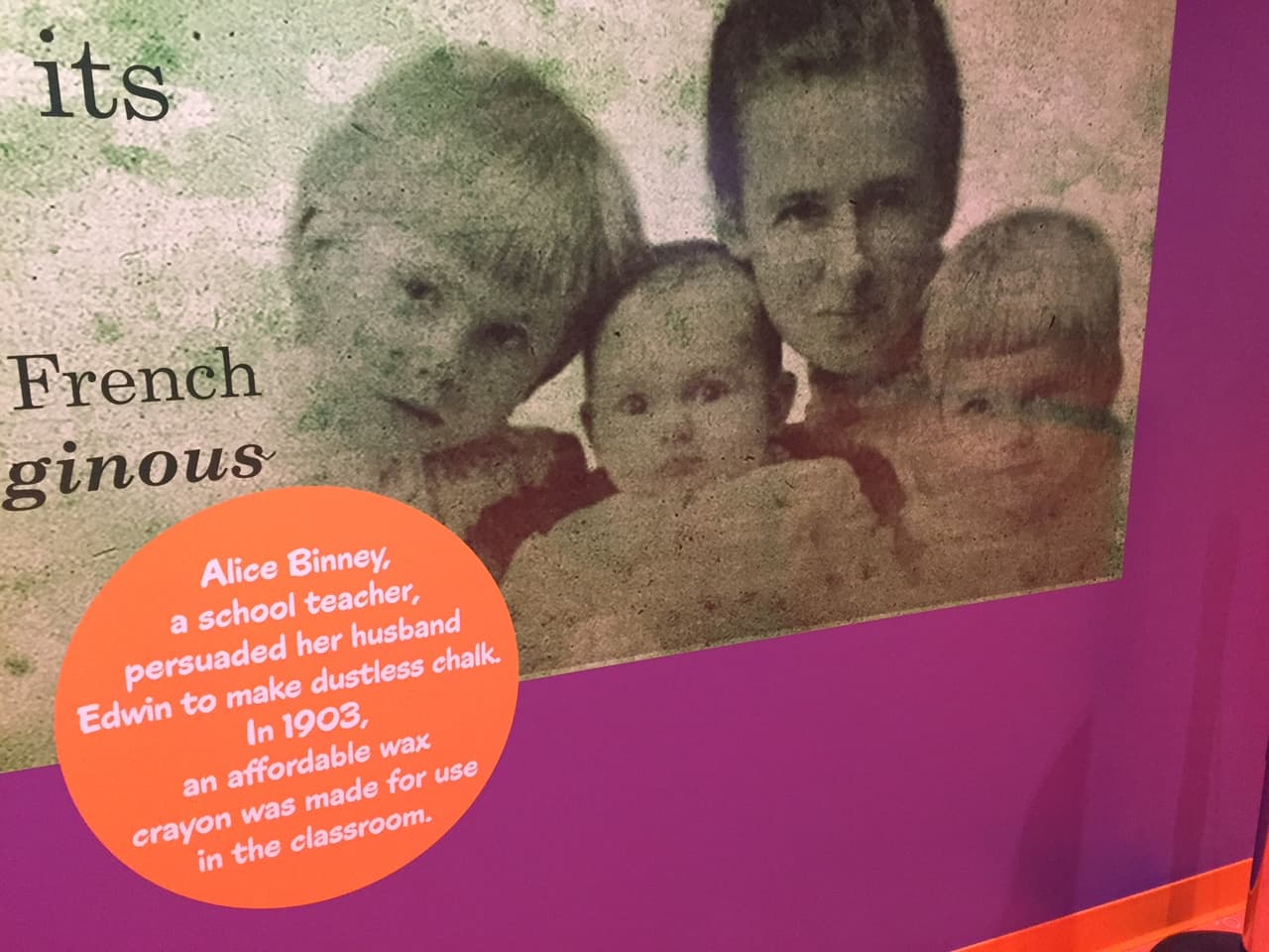 Se cuenta, por ejemplo, que fue la esposa del fundador la que tuvo la idea de lanzar los famosos crayones de cera. Era una maestra y le propuso a su marido crear 'tizas sin polvo'. En 1903 crearon el primer crayón de cera para uso en los salones de clase, de acuerdo con la compañía.