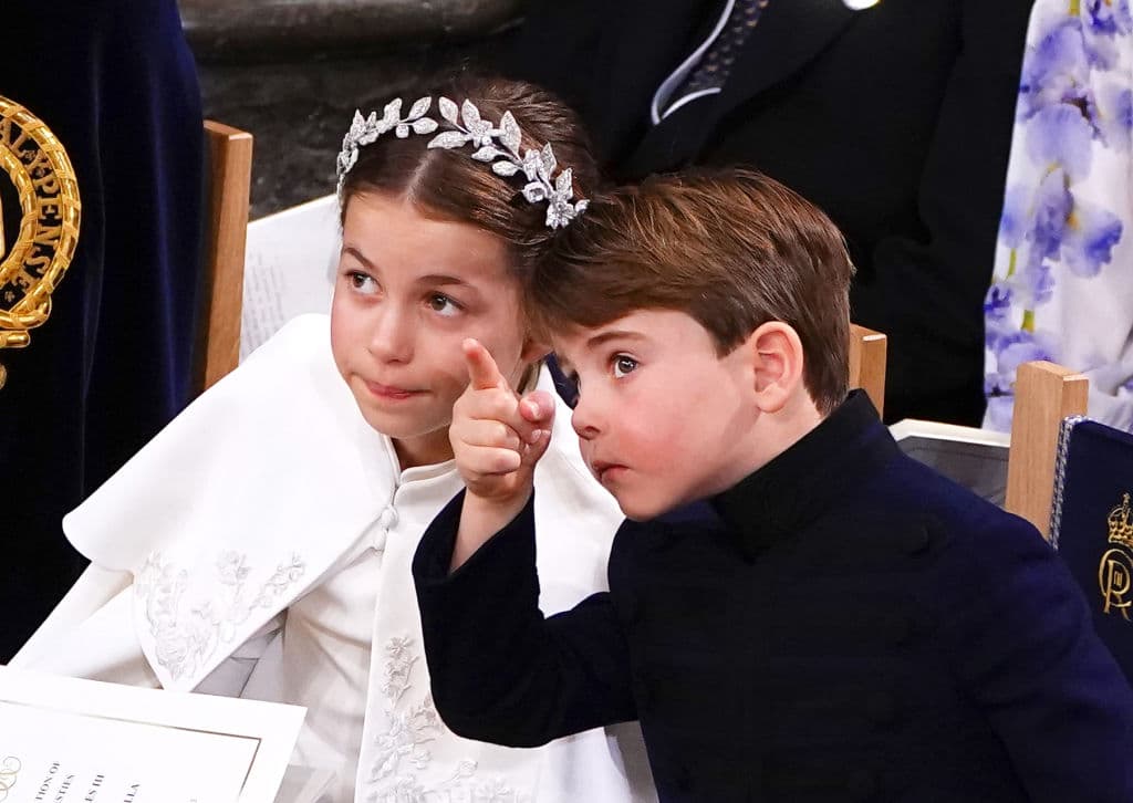 Sin participar directamente en la ceremonia, la princesa Charlotte y el príncipe Louis presenciaron la coronación en primera fila.