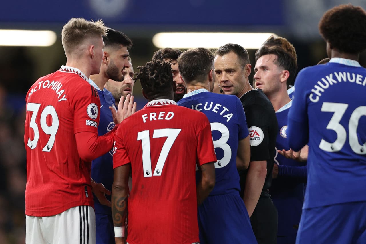 El juego fue bastante ríspido y cuatro jugadores del United y uno más del Chelsea.