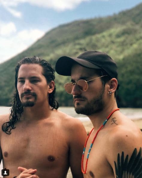 No es común ver fotos de los hermanos, hijos del cantante chileno Ricardo Montaner, con poca ropa. Sin embargo, los jóvenes han mostrado estas fotos sin playera en la que han dejado en claro que se trata al "equivalente a la foto de una mujer semidesnuda".