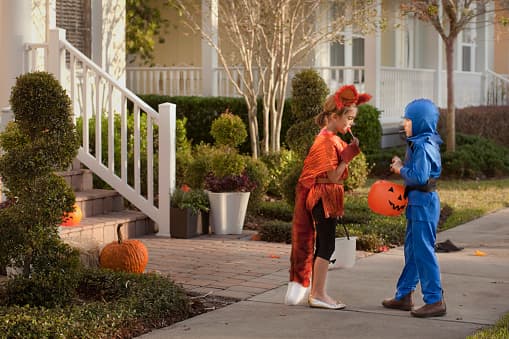 Es importante que nunca cruce la calle entre autos estacionados.