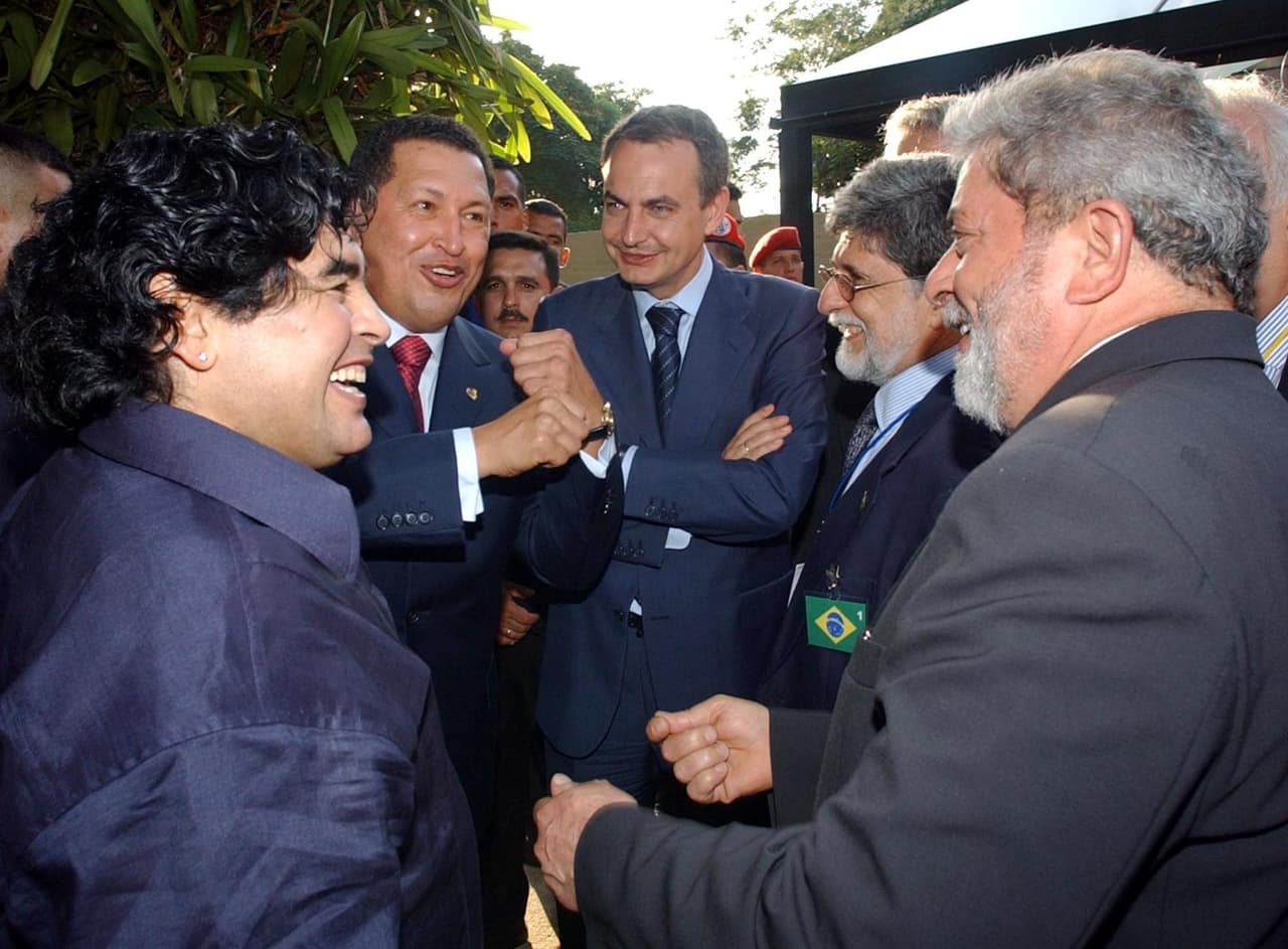 Maradona causó polémica por sus opiniones políticas en favor de la izquierda y sus alabanzas a la dictadura cubana y a los gobiernos progresistas que en esa época controlaban varios países latinoamericanos. En la fotografía junto a Hugo Chávez, (presidente de Venezuela), Lula Da Silva (presidente de Brasil) y Jose Luis Rodríguez Zapatero (presidente del gobierno de España), durante una cumbre presidencial en Puerto Ordaz, Venezuela, en marzo de 2005.
<br>