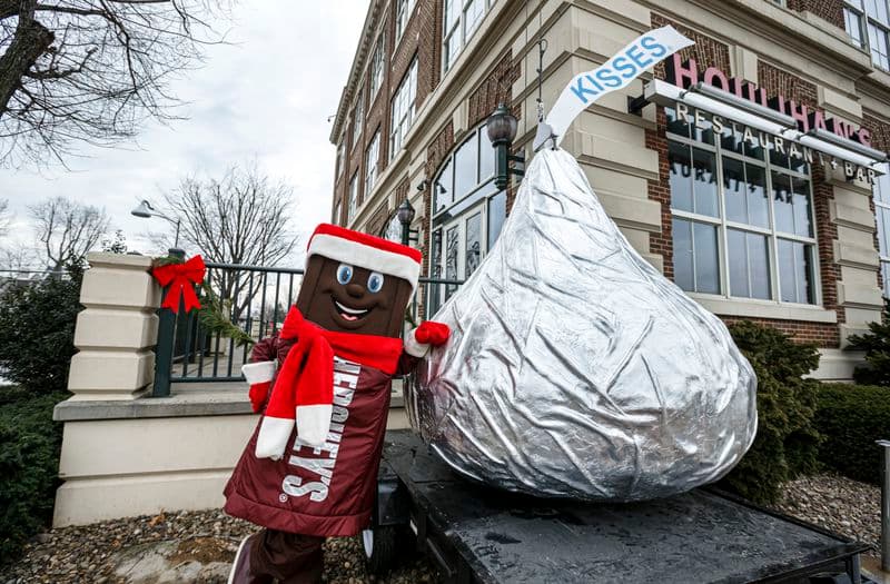 Si bien es mejor tener un automóvil en Hershey (no hay transporte público en la ciudad), la mayoría de los hoteles ofrecen transporte gratuito a las principales atracciones como Hersheypark y Hershey's Chocolate World.