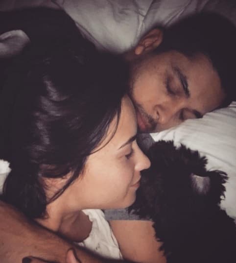 Demi Lovato ama a Wilmer, y en sus redes sociales no deja de presumir el gran amor que tiene por su galán. Hace unos días reveló esta imagen donde disfruta con su galán desde la cama.