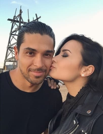 Como aliado, Demi Lovato mantiene al actor
<b><a href="https://www.univision.com/entretenimiento/celebridades/estas-son-las-fotos-que-reflejan-la-tristeza-de-wilmer-valderrama-despues-de-visitar-a-demi-lovato-en-el-hospital-fotos">Wilmer Valderrama</a></b>, quien fue su pareja durante seis años.