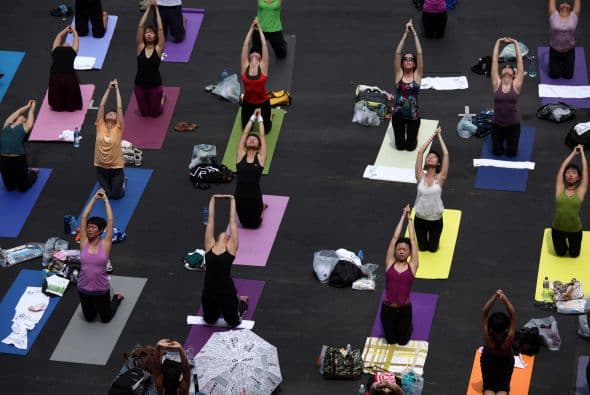 Medita. Si inviertes en una técnica de meditación, verdaderamente estás invirtiendo, pues eso te ayuda a aumentar la productividad laboral, mejorar tu salud y tu bienestar en términos generales. La gama de precios es muy amplia.
