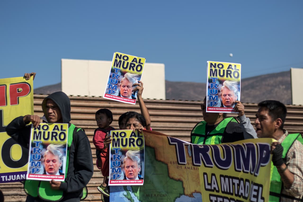 La organización de apoyo a migrantes Ángeles Sin Fronteras participó en la protesta en compañía de otros activistas mexicanos críticos de la política migratoria de Trump.