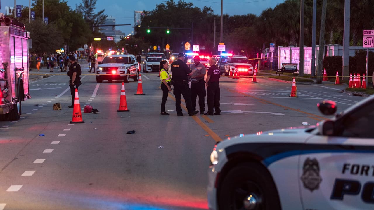 Realizan una vigilia para honrar a las víctimas del accidente durante el Desfile del Orgullo en Broward