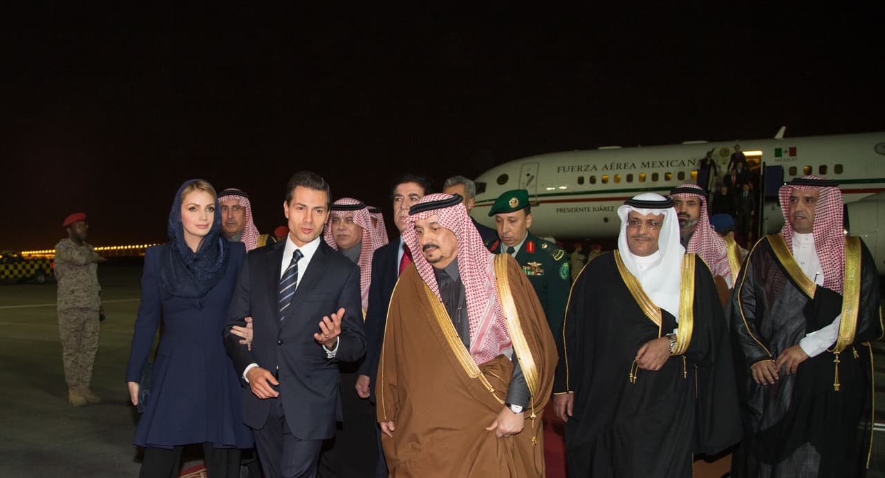 El velo azul marino hacía juego con su abrigo.