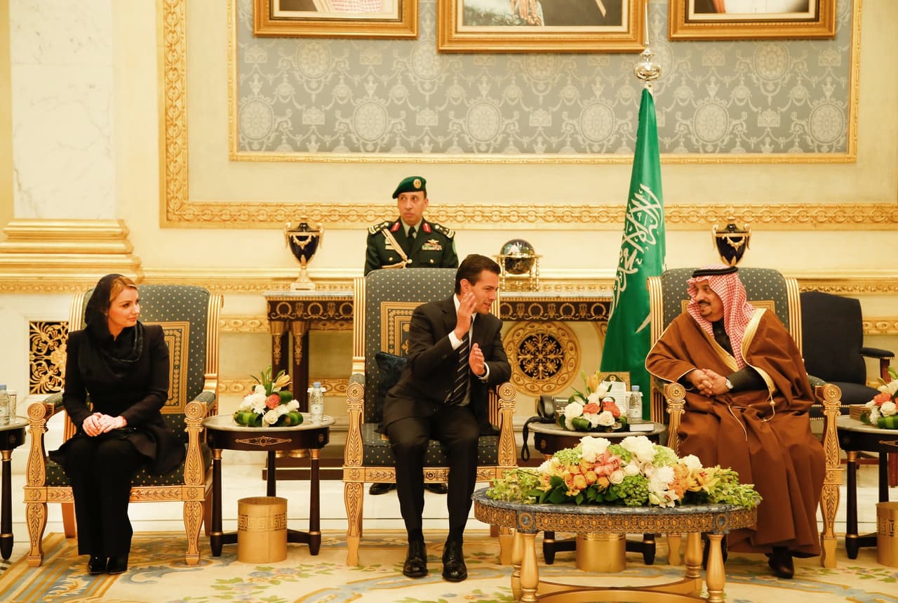 Si no es con una túnica oscura que cubra su cuerpo, al menos algo que oculte su cabello.