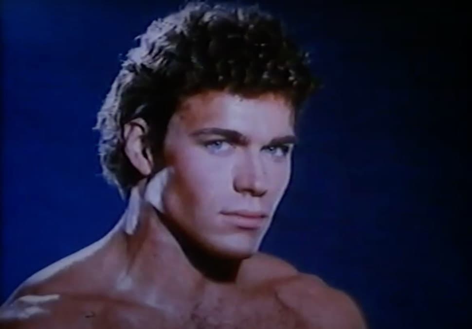 Según la historia, el rodaje estaba detenido y el actor se sintió fastidiado de esperar, por lo que tomó el arma de manera descuidada. La única bala de la pistola impactó en su cabeza haciéndolo perder la vida.