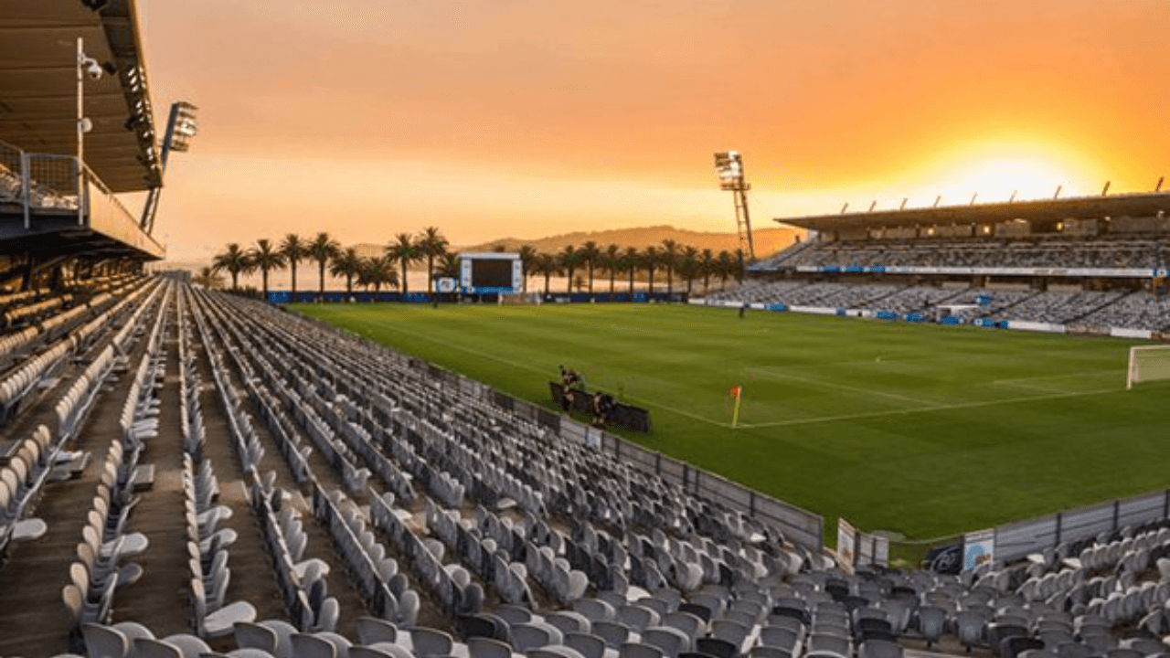 <b>Central Coast Mariners Stadium (Australia)</b>
<br>Y bueno, esta es la razón. Con los atardeceres así se disfruta del paisaje donde se visualizan claramente palmeras en sustitución de la grada atrás de una de las porterías.