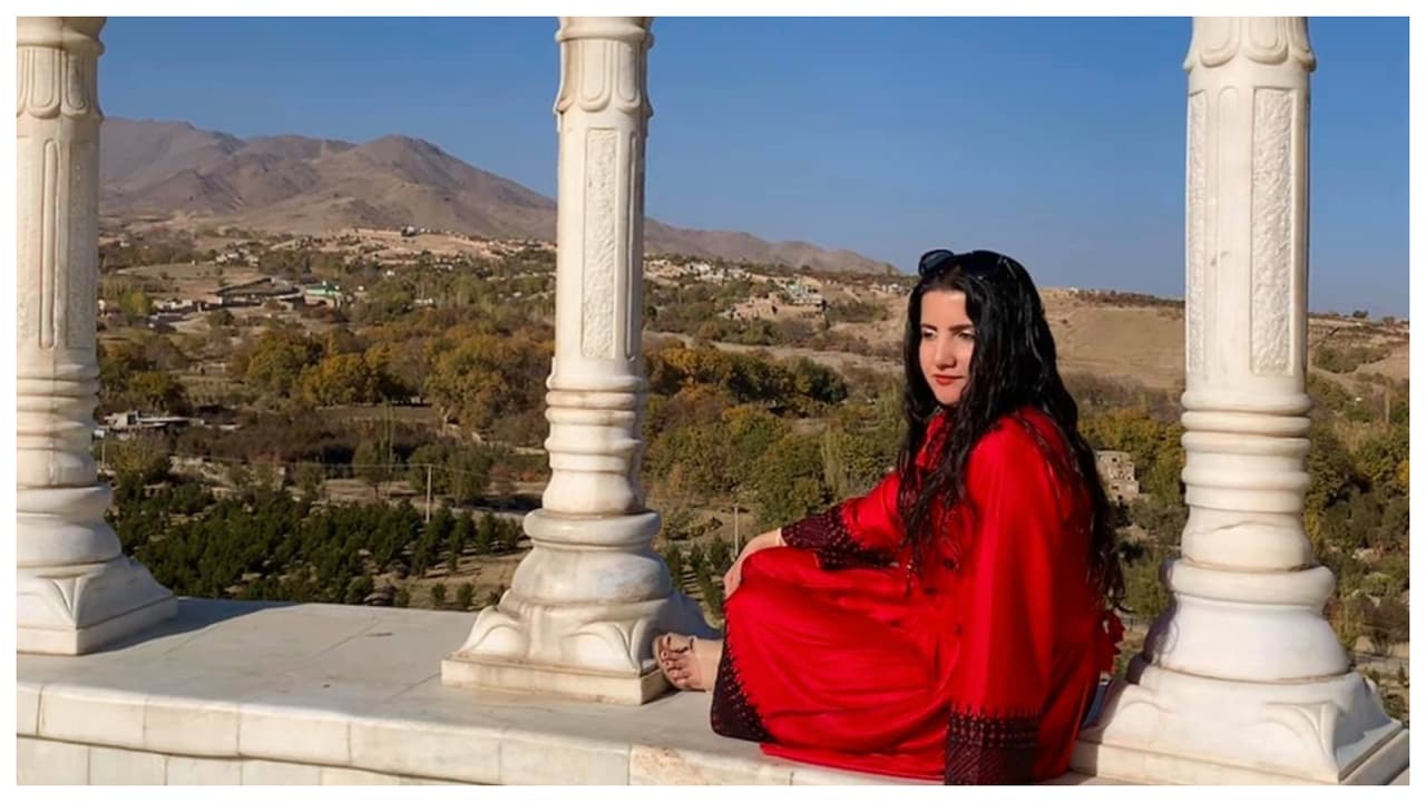 Mujer asesina a tres miembros de su familia, pone fin a su vida y policía busca pistas en sus redes sociales