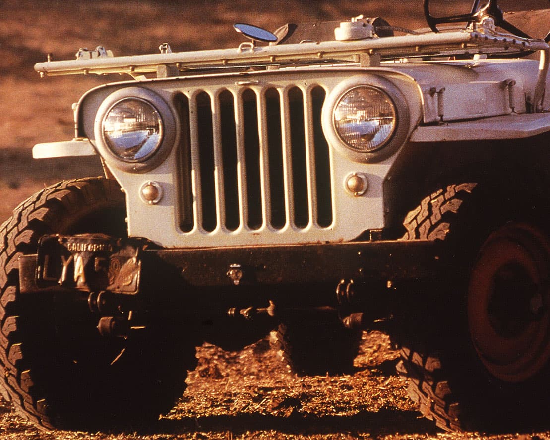 Desde la presentación de su primer modelo civil, Jeep estableció la parrilla de siete ranuras que persiste hasta hoy, y que tuvo que defender contra Hummer en un sonado caso judicial por infracción de propiedad intelectual.
<br>
<br>El GP en que estaba basado siempre tuvo nueve ranuras en su parrilla. El
<b>CJ-2A o Jeep Universal</b>, como también era conocido, estaba equipado por un motor de 4 cilindros de 2.2 litros apodado 'Willys Go Devil' y una transmisión manual de 3 velocidades. la producción total de este modelo alcanzó las 214,760 unidades.