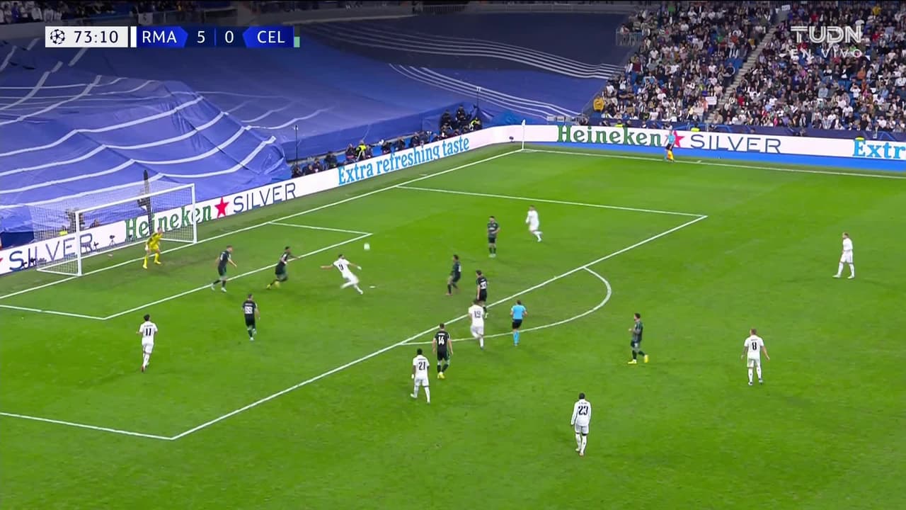 ¡TIRO ATAJADO! disparo por Karim Benzema.