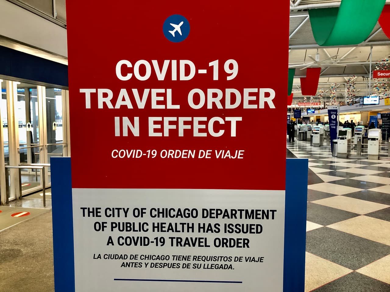 En la víspera del día de acción de gracias son muchas las personas que no están dispuestas a perderse una reunión familiar durante el fin de semana feriado a pesar de la recomendación de no viajar.