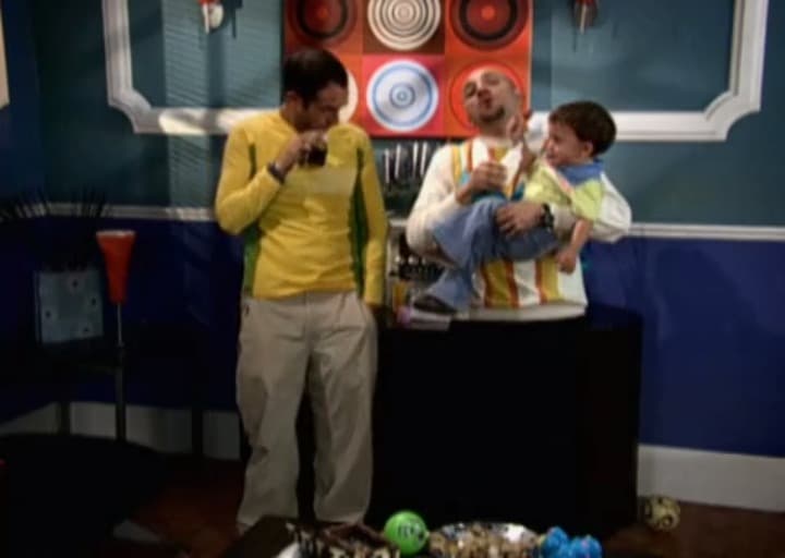 El pequeño permanece bajo el cuidado de los amigos, que se conocieron en preparatoria y viven juntos durante muchas temporadas.