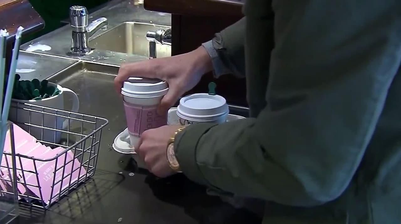 Noticias de negocios en 1 minuto: ¿Mejores condiciones económicas para baristas de Starbucks?