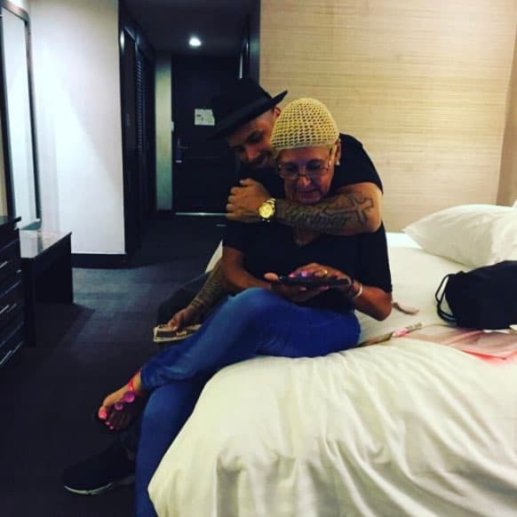 Con su mamá, felicitándola en el pasado Día de la Madre.