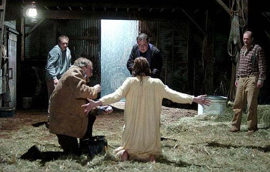 Esto no es una historia ficticia ya que le ocurrió a la alemana Annelise Michel, una mujer a la que le realizaron más de 60 exorcismos que terminaron con su vida.