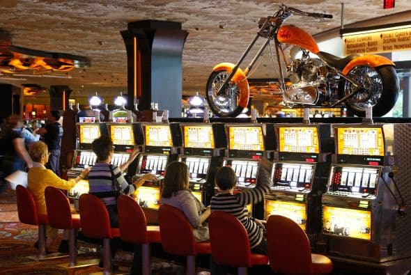 En cifras detalladas, la economía de los casinos genera directamente $49,700 millones en el gasto de los consumidores y $350 mil empleos "que en total suman de salarios y beneficios unos $15 mil millones. Por otro lado, los casinos originan impactos secundarios que son considerables: $76 mil millones creados indirectamente y se generan 470 mil empleos adicionales.