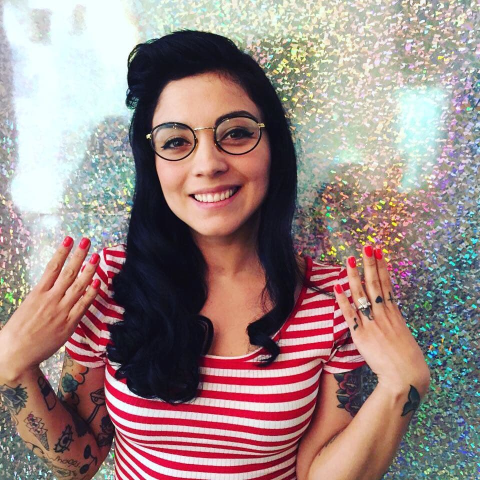 Su nombre completo es Norma Monserrat Bustamante Laferte y es mejor conocida como Mon Laferte, compositora, multi-instrumentista y cantante de origen chileno.