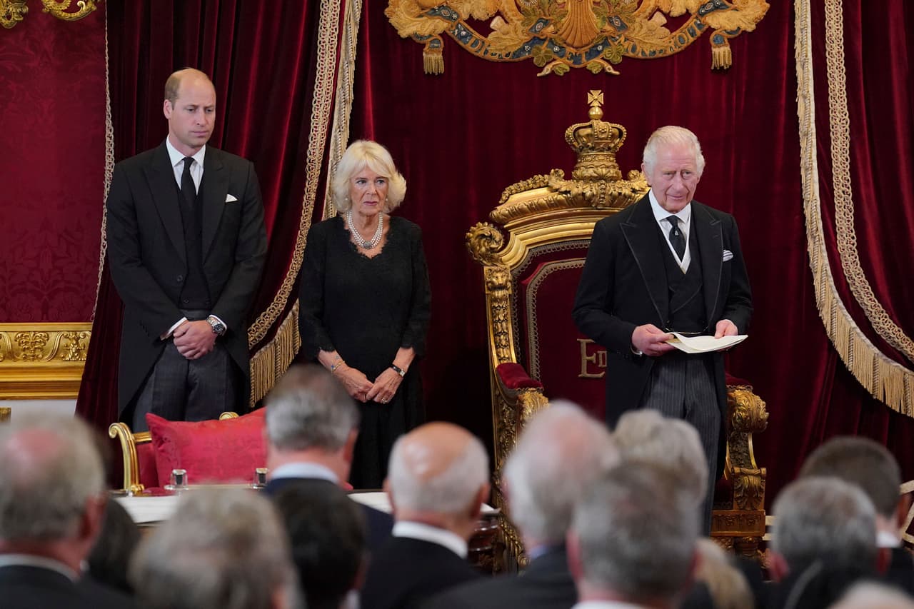 Desde la izquierda, el nuevo príncipe de Gales, William, hijo de Carlos; 
<a href="https://www.univision.com/noticias/mundo/reina-consorte-ascenso-camilla-monarquia-britanica">Camilla, la reina consorte</a> y el flamante rey Carlos III durante el la ceremonia.