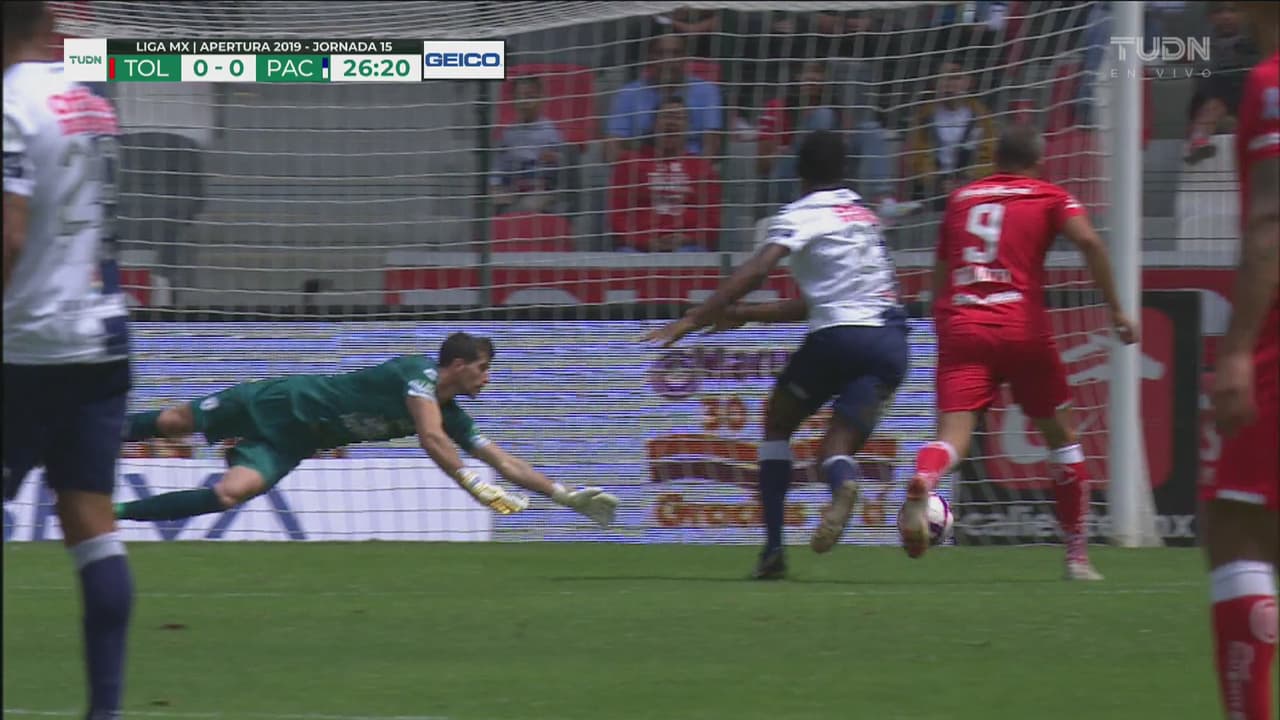 Disparo potente de William Da Silva se pasa cerca del arco tuzo