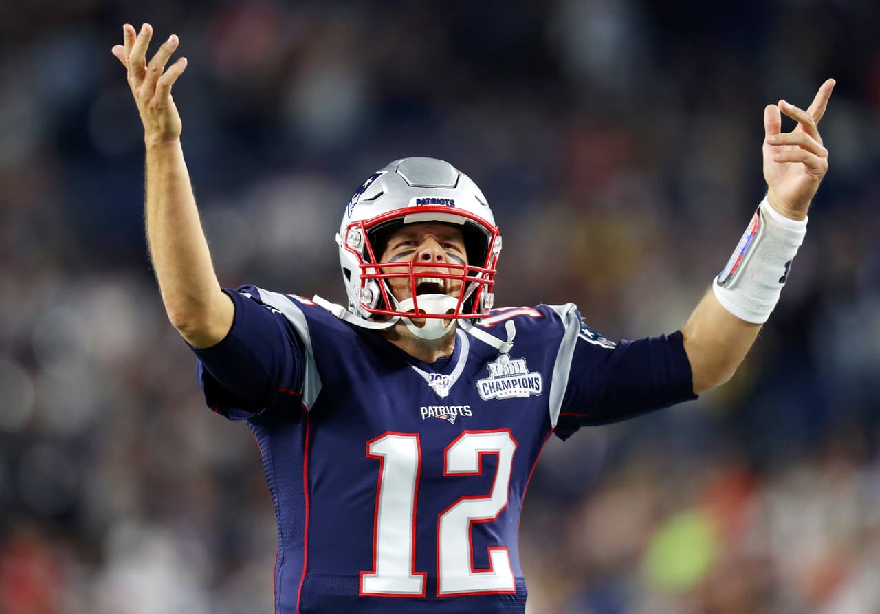 Tom Brady #12 dirigió a los Patriots rumbo a su primer triunfo en la temporada 100 de la NFL.