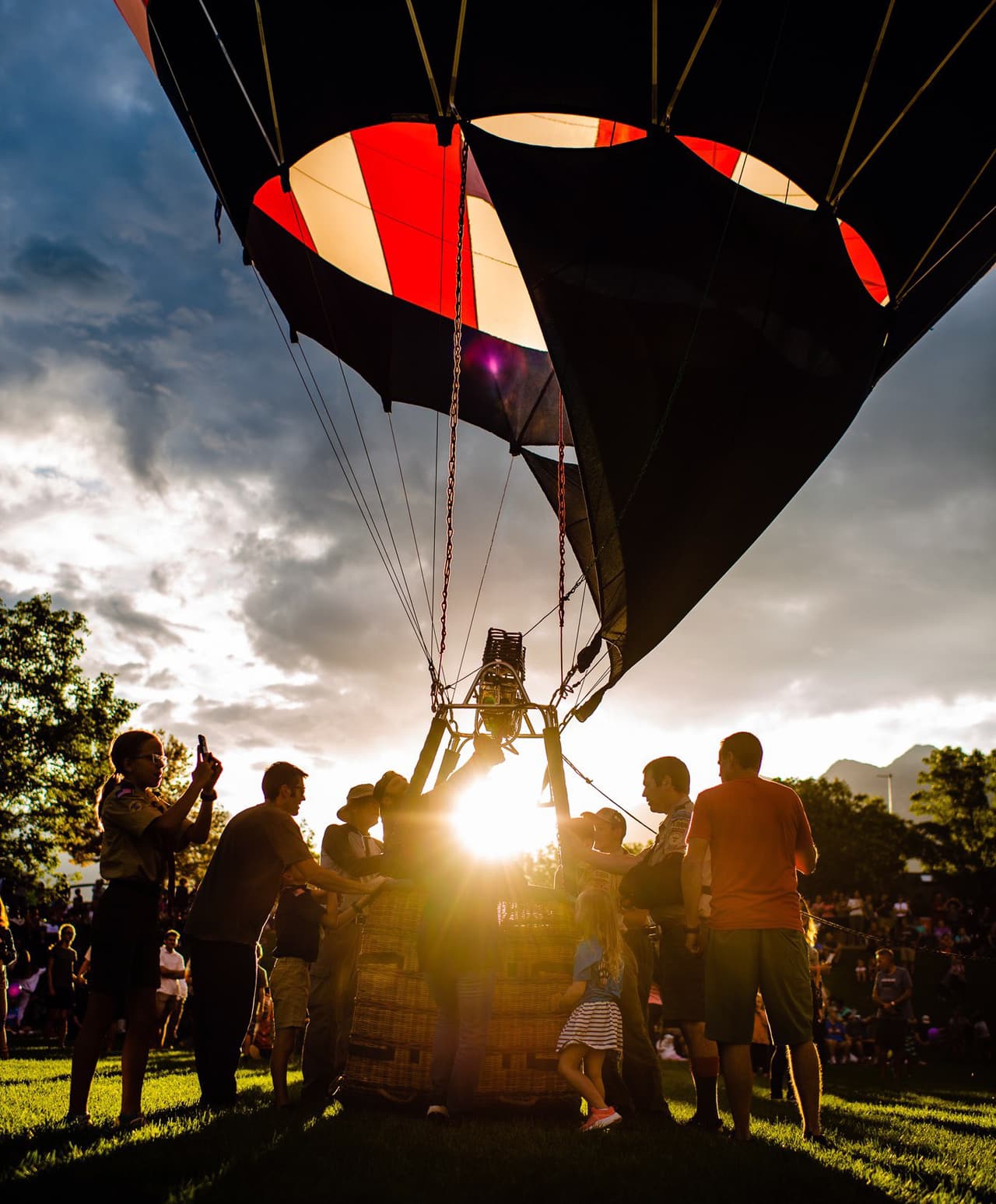 El límite de velocidad del viento para volar en un globo aerostático es de
<b>20 kilómetros por hora</b>.