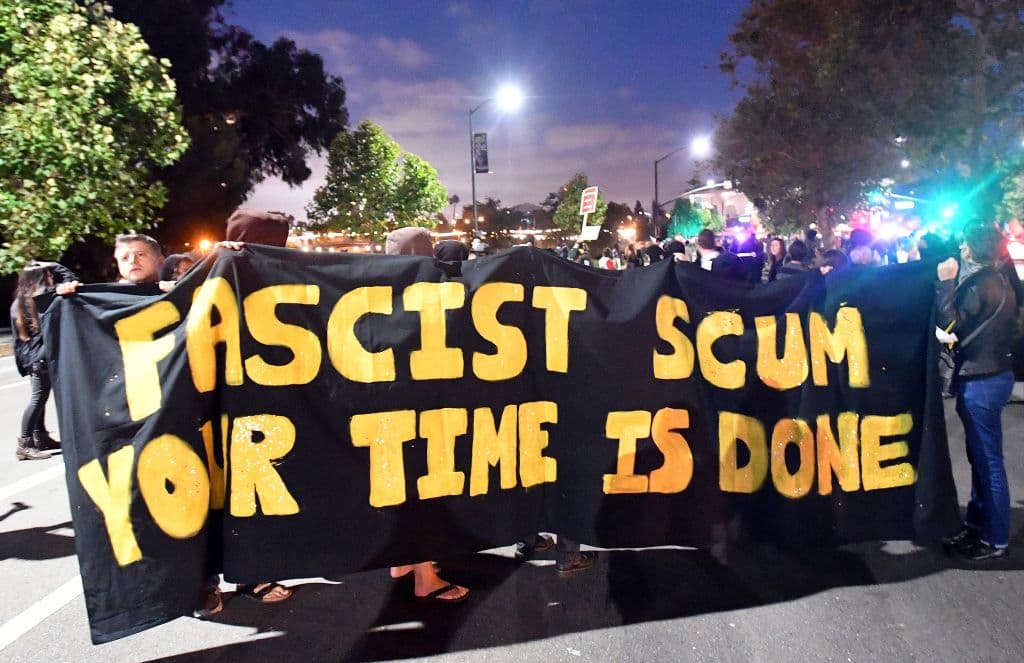 "Escoria fascista, tu tiempo ha terminado".