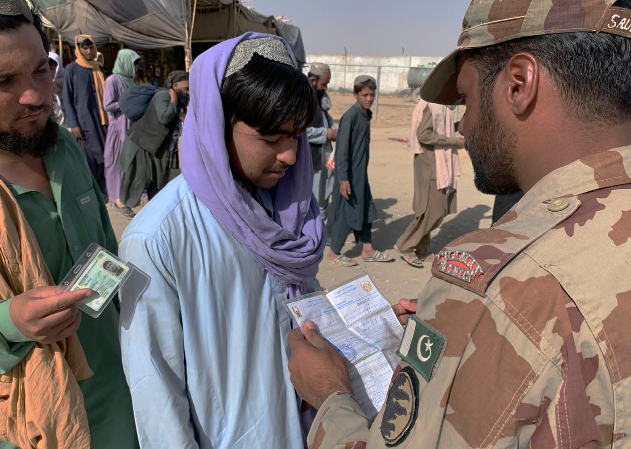 Un soldado paquistaní verifica los documentos de un afgano en la frontera entre Spin Boldak (Afganistán) y Chaman (Pakistán) el 26 de agosto. Según funcionarios locales 
<a href="https://defence.pk/pdf/threads/unprecedented-numbers-crossing-from-afghanistan-to-pakistan.721625/"><u>un número “sin precedentes” de personas ha cruzado de Afganistán a Pakistán</u></a> a través de este paso fronterizo en los últimos días.
<br>
<br>La frontera con Pakistán está al sur y al este de Afganistán, cerca de centros urbanos importantes como Kabul, Jalalabad y Kandahar.