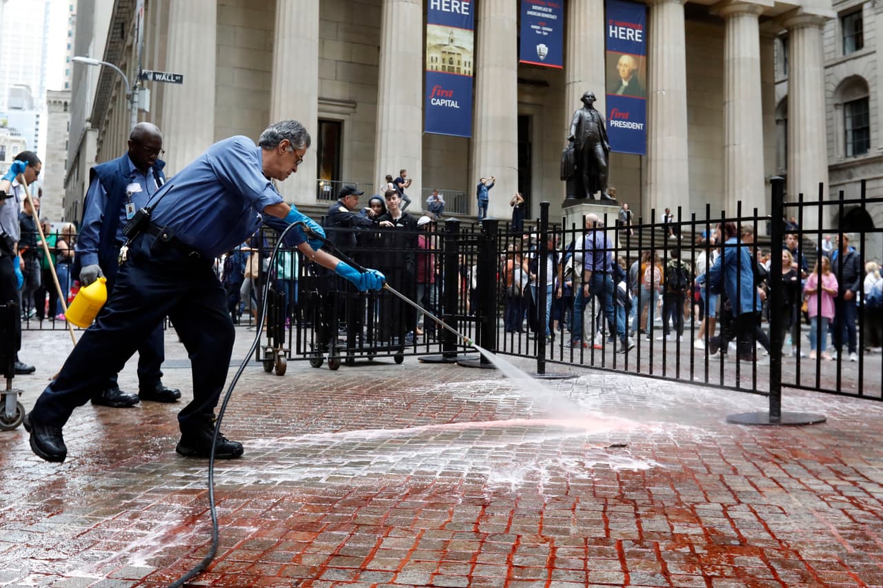 Limpiadores profesionales tuvieron que lavar el toro y eliminar la mezcla de jarabe de maíz y tinte rojo. 
<br>