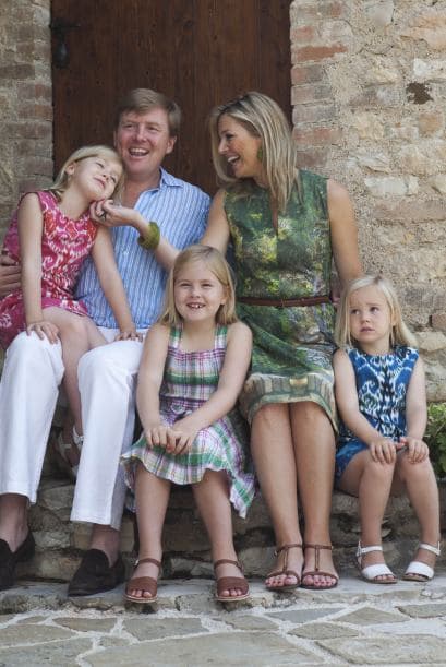 Catharina-Amalia es la hija del rey Willem Alexander y su esposa la reina Máxima. Willem ascendió al trono en 2013, luego de la abdicación del trono por parte de su madre, la reina Beatriz.La princesa de Orange, la mayor de tres hermanas, a sus 11 años va a un colegio público, practica judo, jockey, le encanta la actividad hípica y habla perfectamente holandés, español e ingles.Y aunque sus apariciones públicas por el momento son limitadas, sus papás se aseguran de incluirla en las actividades tradicionales y necesarias para su formación como futura reina.