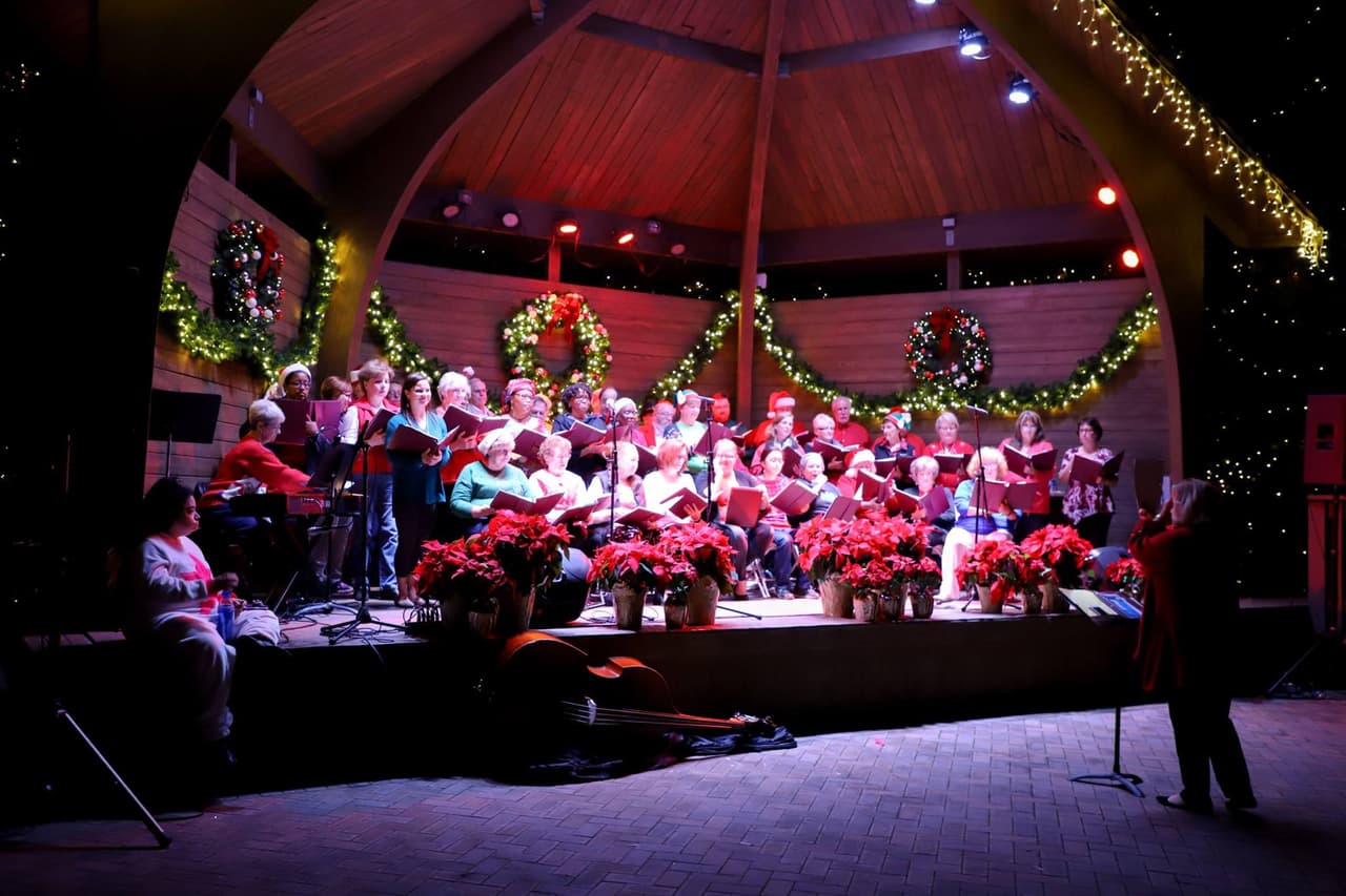 <b>Evento</b>: Annual Tree Lighting & Holiday Celebration in Norcross
<br>
<b>Fecha</b>: 1 de diciembre
<br>
<b>Lugar</b>: Thrasher Park. Downtown Norcross
<br>
<b>Sitio web</b>: 
<a href="https://www.norcrossga.net/2271/Holiday-Celebration">https://www.norcrossga.net/2271/Holiday-Celebration</a> 
<br>
<br>Este evento tiene todo lo que enamora de las tradiciones navideñas clásicas, la iluminación del árbol, coros que cantan villancicos, el Grinch y, por supuesto, el mismísimo Papá Noel.