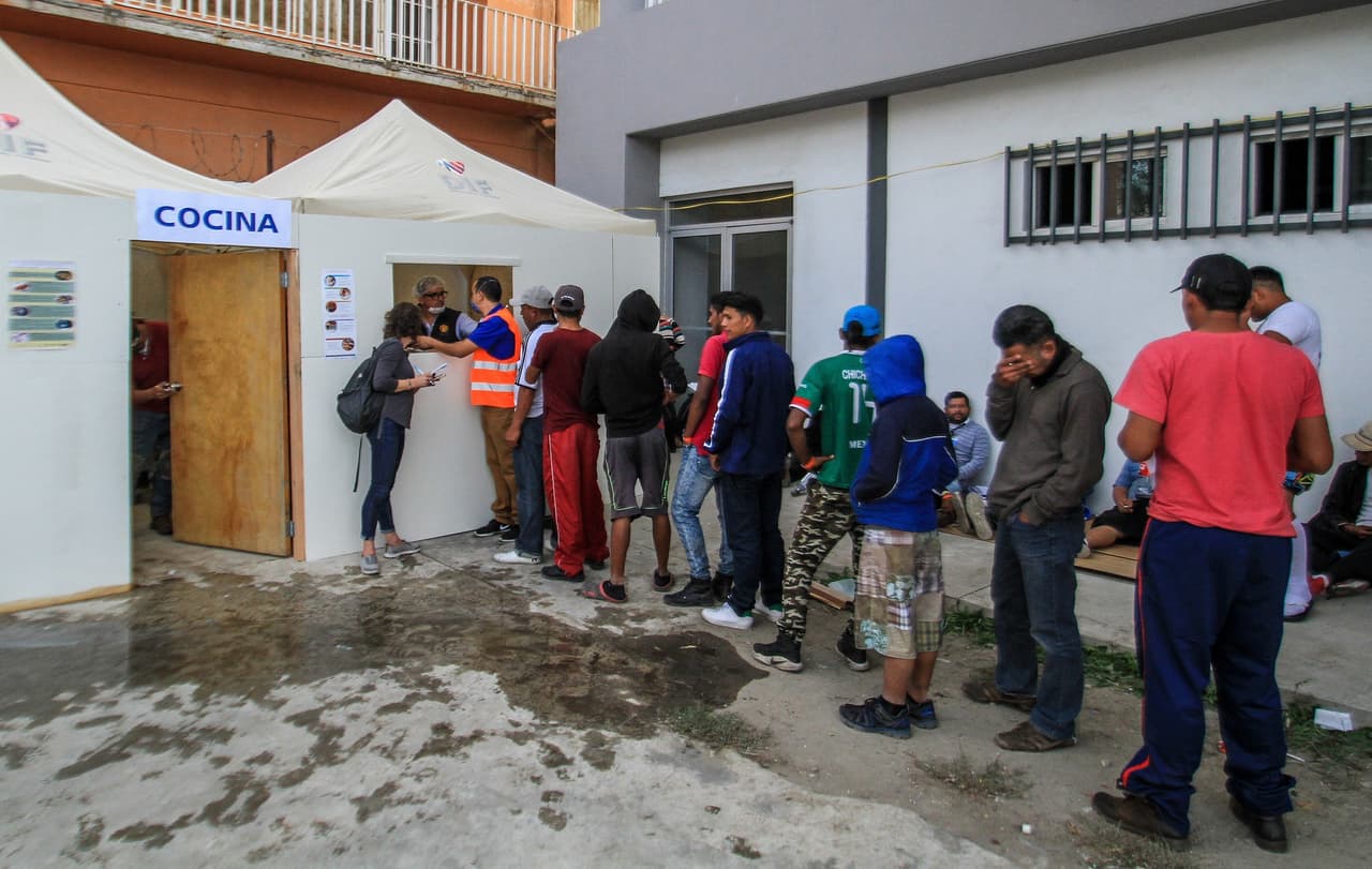 Un grupo de migrantes centroamericanos hace fila en un albergue. Las autoridades calculan que la presencia masiva de viajantes podría permanecer meses en la ciudad.