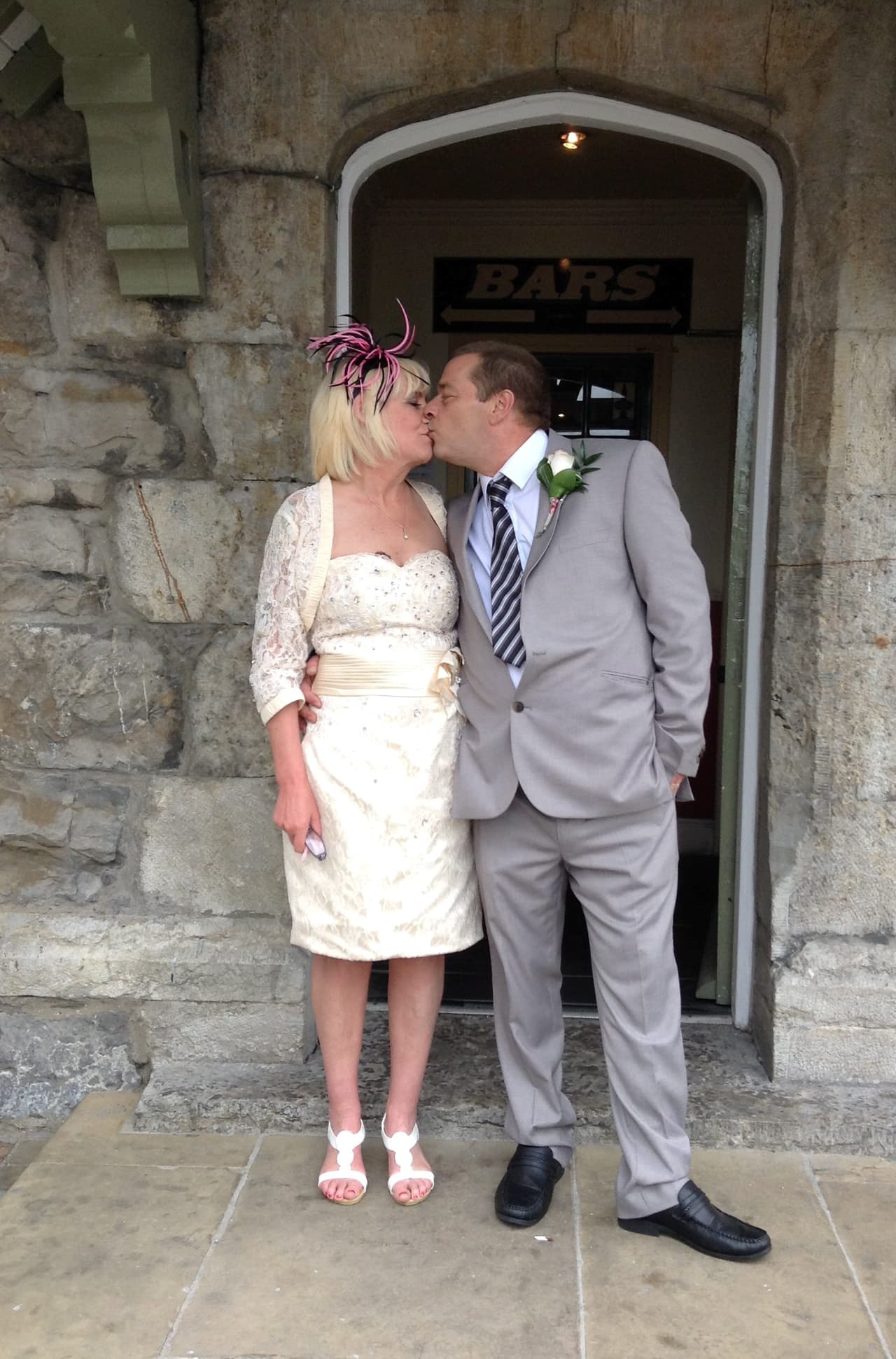 Christopher, el novio de 51 años, quedó sorprendido y maravillado ante la elección de su ahora esposa.