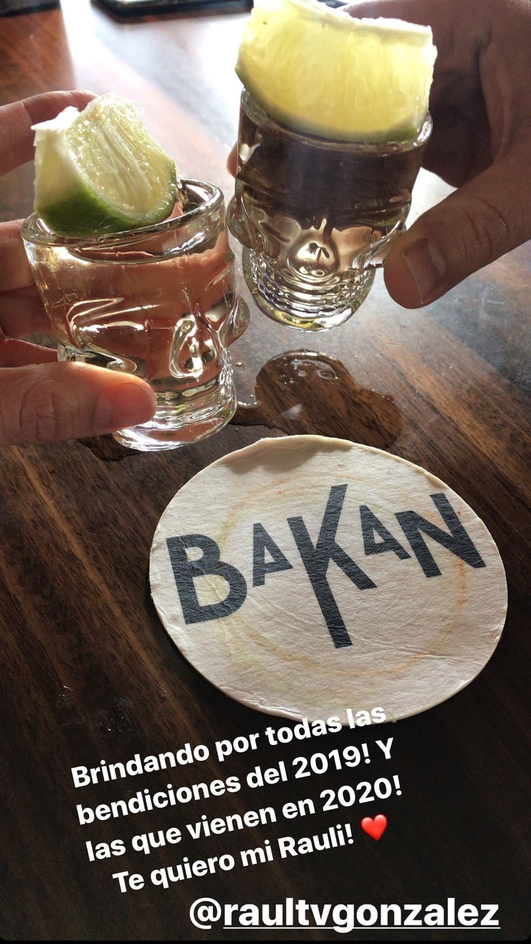 A mitad de semana, Karla y Raúl se reunieron fuera del estudio para
<a href="https://www.univision.com/shows/despierta-america/revive-los-momentos-mas-importantes-que-vivio-la-familia-de-despierta-america-en-este-2019-fotos" target="_blank">brindar por lo bueno</a> que les dejó el 2019.