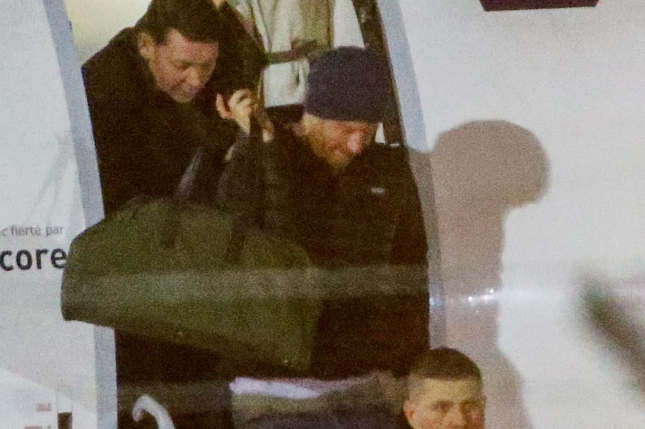 El
<b> hermano menor del príncipe William</b> dejó Londres tan solo dos días después de que el palacio de Buckingham diera a conocer 
<b><a href="https://www.univision.com/famosos/el-principe-harry-y-meghan-markle-pagan-caro-por-su-retiro-la-reina-isabel-ii-les-quita-mucho-mas-que-sus-titulos-fotos">las condiciones que implica la separación de los duques de Sussex</a></b> de la monarquía británica.