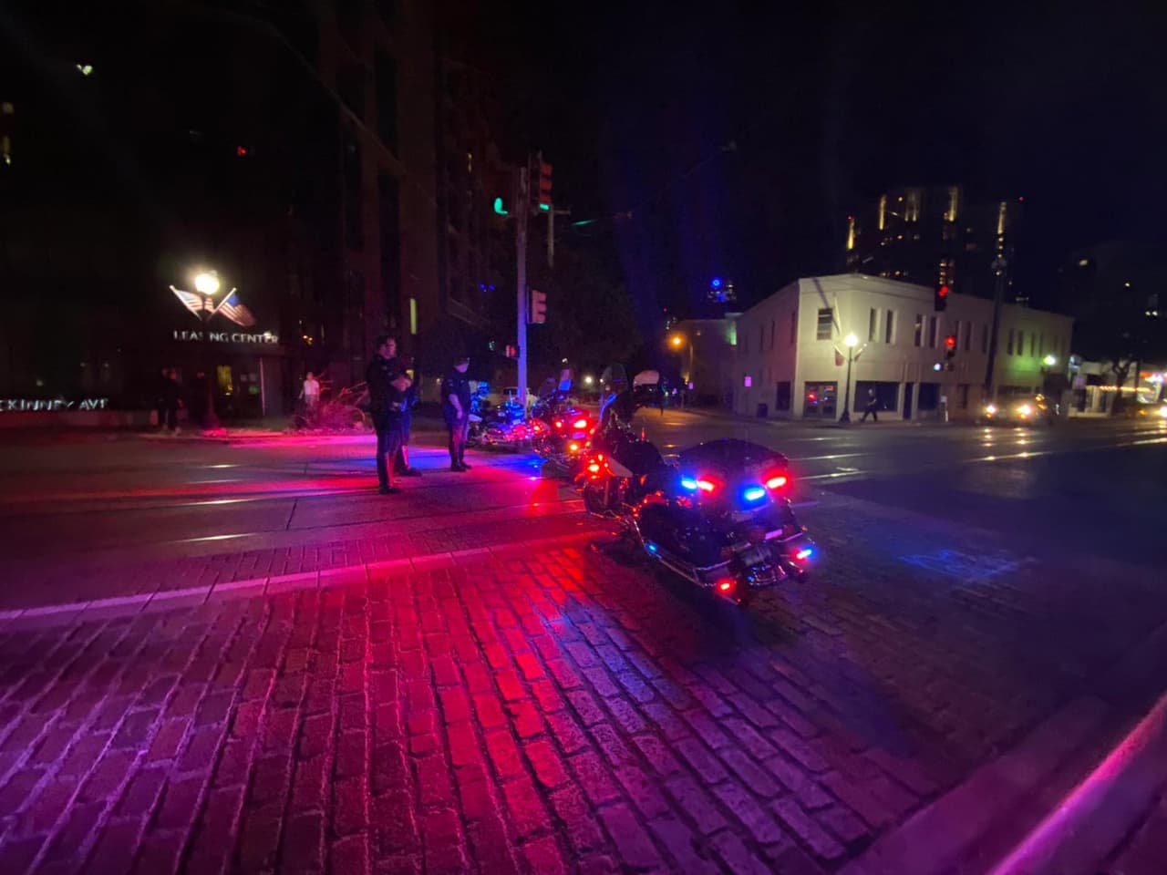 Ordenan toque de queda en el centro de Dallas desde este domingo a las 7 pm 