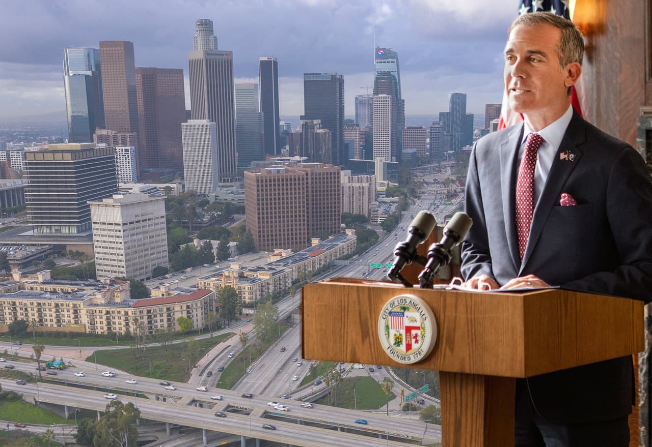 El alcalde de Los Ángeles, Eric Garcetti, firmó este jueves el presupuesto para el año fiscal del 2022-23.