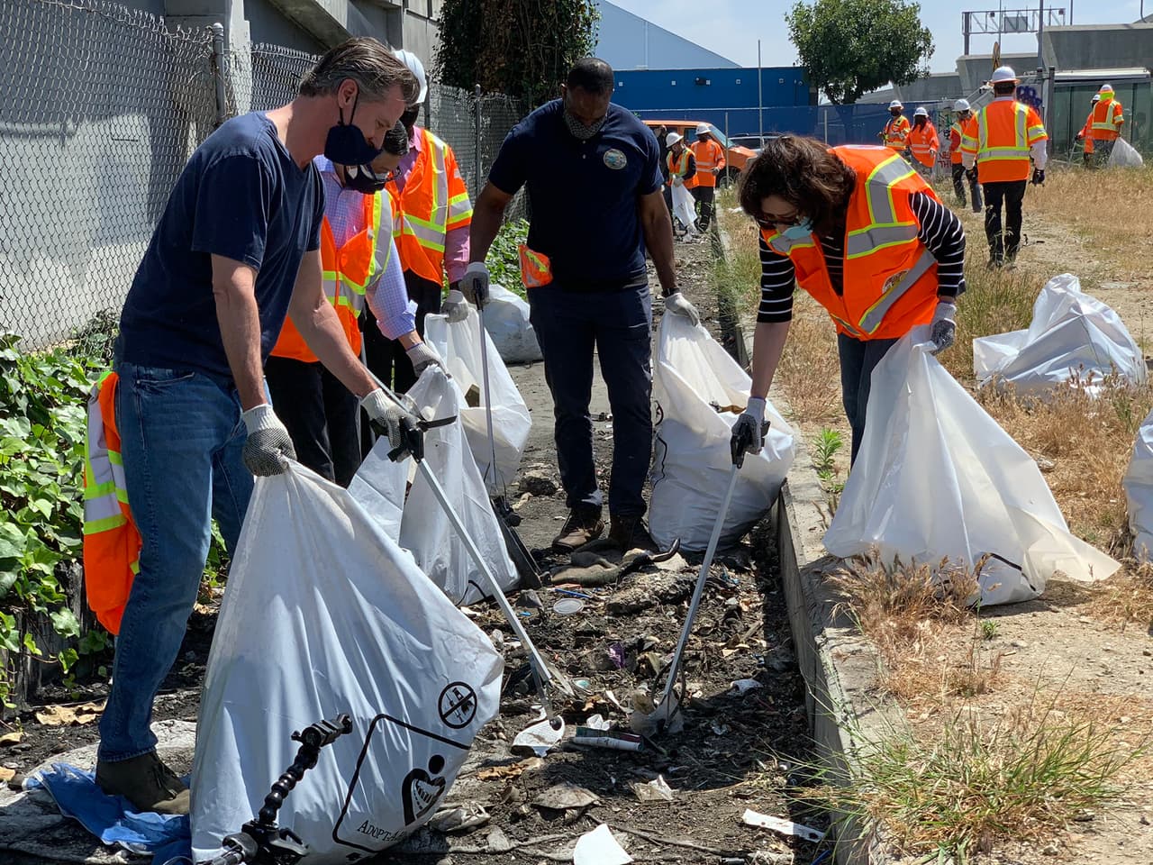 Newsom también presentó este martes un 
<a href="https://www.univision.com/local/los-angeles-kmex/gavin-newsom-plan-millonario-acabar-crisis-indigentes-california">plan de 12 mil millones de dólares</a> para enfrentar la crisis de indigentes que ha azotado al estado y particularmente a Los Ángeles desde hace varios años.