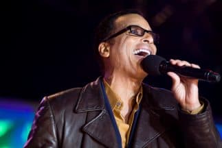 Jon Secada estrena una nueva canción y video en homenaje a Benny Moré