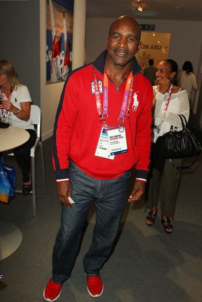 La propiedad de 54,000 pies cuadrados fue "comprada" por JP Morgan Chase en marzo en 50% menos del precio real. El prestamista le permitió a Holyfield vivir en ella por algunos meses luego de la ejecución hipotecaria. El boxeador finalmente se mudó en julio de este 2012.