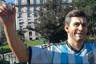 Le cortaron los dedos a la estatua de Messi en Buenos Aires