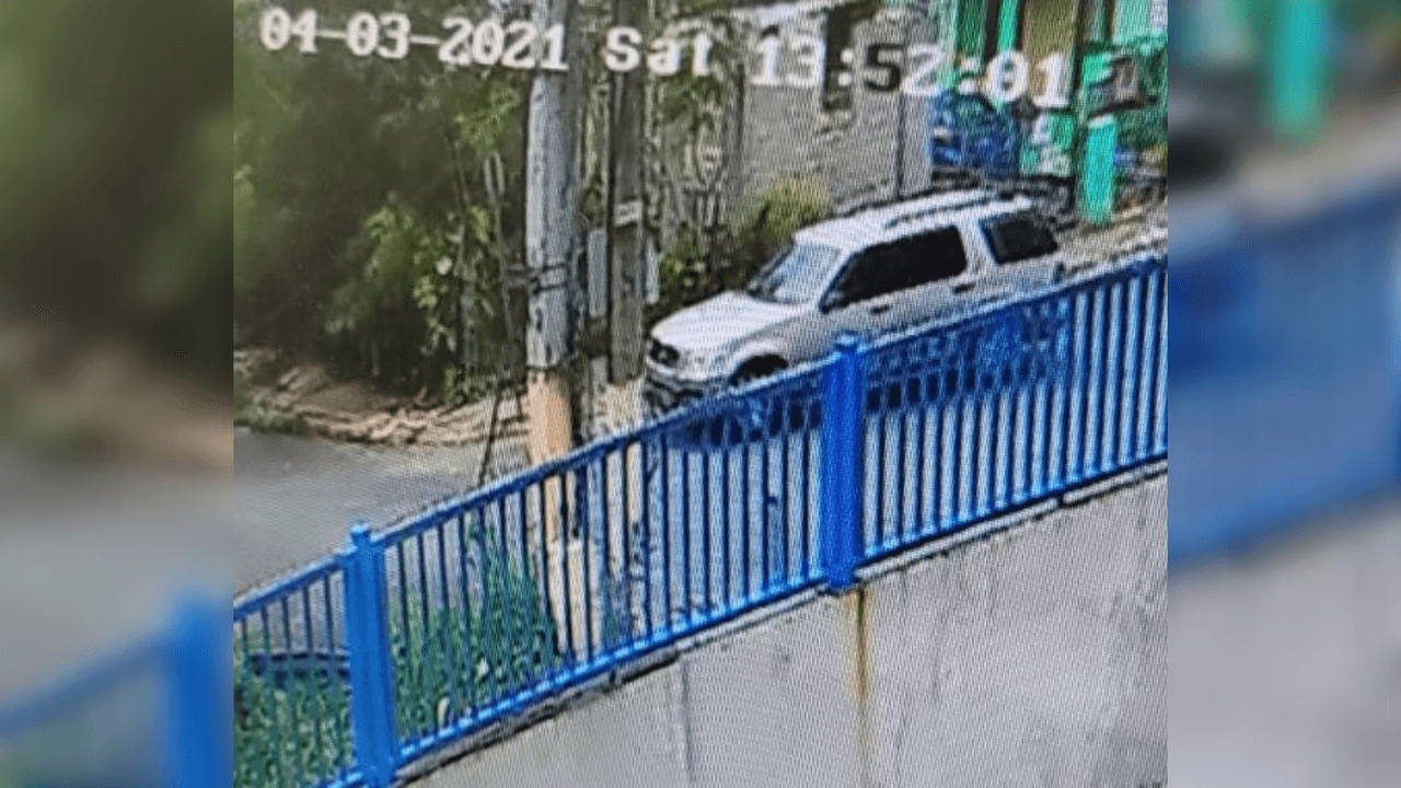 En esta camioneta Ford Explorer de color claro viaja el presunto asesino de José E. Martínez Santana, alias “El Menor”. La víctima fue acribillada en Santurce tras una discusión con un hombre de nacionalidad dominicana.
<br>