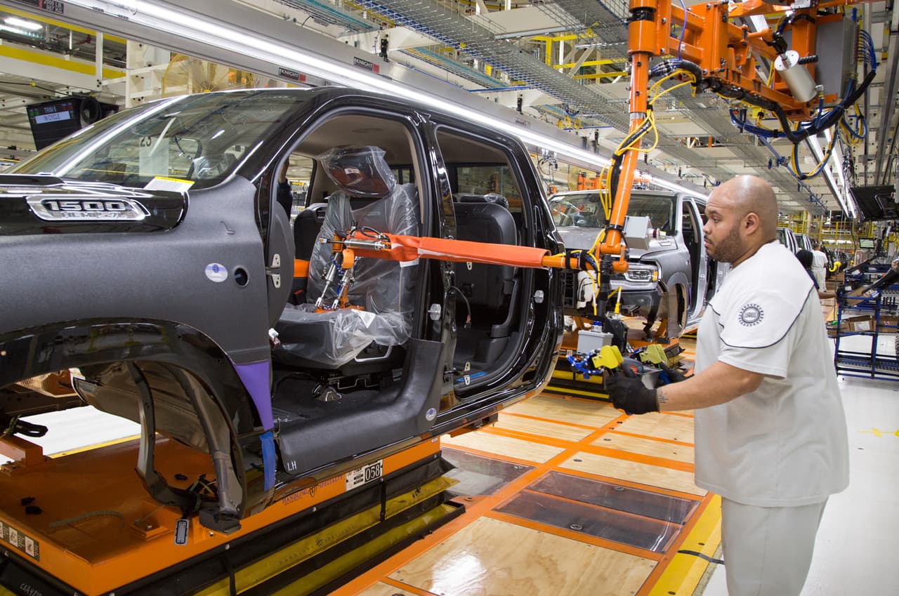 Empleado de Fiat Chrysler en la planta de ensamblaje ubicada en Sterling Heights, Michigan.
