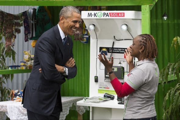 El presidente de EEUU habla con June Muli, jefa del Servicio al Cliente de M-Kopa, iniciativa para aumentar el acceso a la energía.
