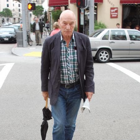 Patrick Stewart, de 80 años, no escondió su edad y se mostró muy optimista sobre el futuro, al recibir la vacuna contra el coronavirus.